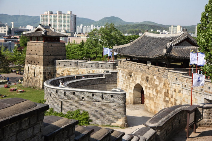 Cổng Đông và Tây nhỏ hơn, chỉ có một tầng đài. Ảnh: Andrew goes to Korea.