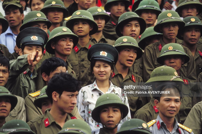Một bóng hồng nổi bật giữa sắc phục xanh của các quân nhân.