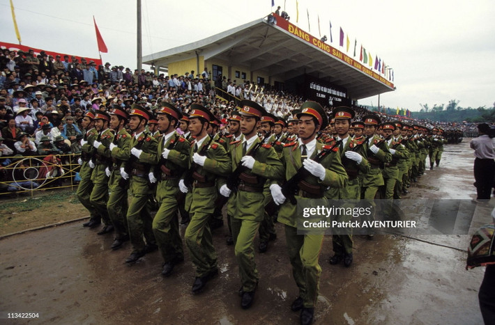 Duyệt binh mừng ngày kỷ niệm chiến thắng Điện Biên Phủ ở sân vận động thị xã.