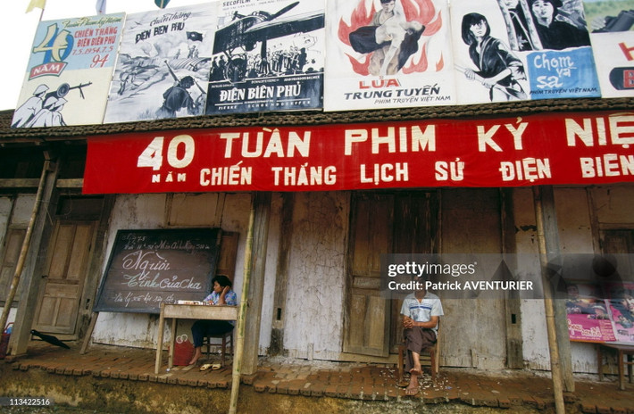 Nhà văn hóa thị xã đang diễn ra tuần phim kỷ niệm 40 năm chiến thắng lịch sử Điện Biên Phủ.