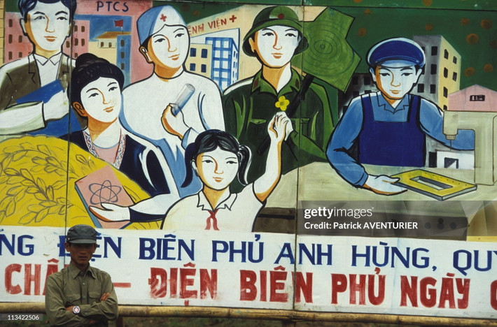 Tranh cổ động cỡ lớn trên đường phố Điện Biên Phủ vào dịp lễ trọng đại của thị xã.
