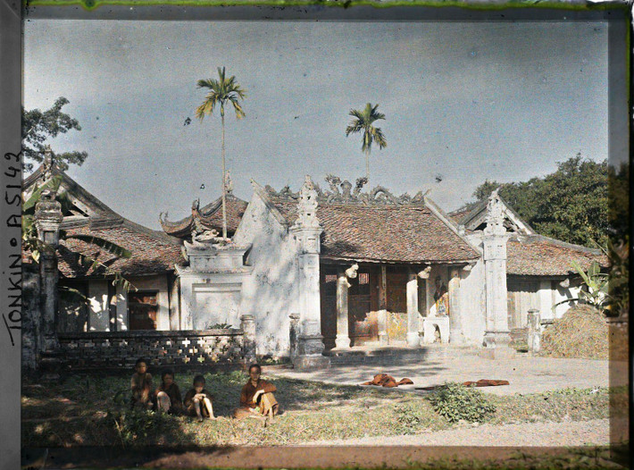 Những đứa trẻ ngồi chơi ngoài cổng đình Thanh Trì hơn một thế kỷ trước.