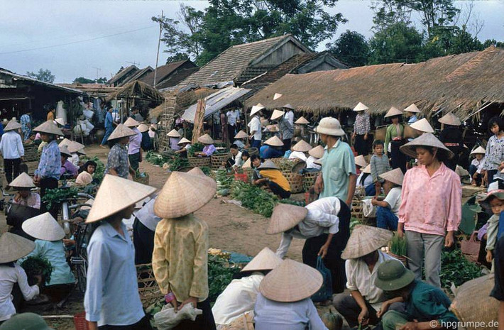 Cảnh tượng mua bán nhộn nhịp ở chợ trung tâm thị xã.