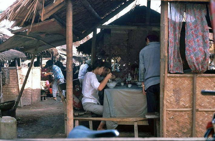 Quán ăn ở chợ.