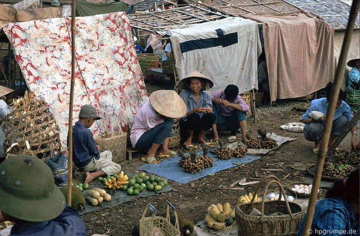 Những người phụ nữ trò chuyện rôm rả khi ngồi bán hàng.