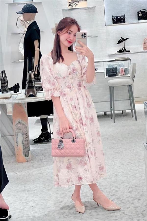 Nhìn những hình ảnh này của Hoà Minzy, chẳng ai nghĩ cô đã cận kề tuổi 30 và lại còn là một bà mẹ bỉm sữa. Thỉnh thoảng nữ ca sĩ cũng "đổi gió" với những chiếc váy xoè thiết kế tay bồng cực kì nổi bật và đáng yêu.