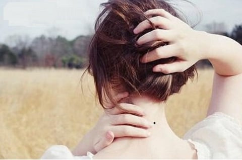 Nốt ruồi ở sau gáy: Những phụ nữ có nốt ruồi ở sau gáy thường được coi là người may mắn vì có người hậu thuẫn mạnh mẽ. Bạn sẽ được những người cao quý giúp đỡ, những khó khăn, thử thách trong cuộc sống sẽ dễ dàng được giải quyết, tiền tài và phúc lộc sẽ đến.