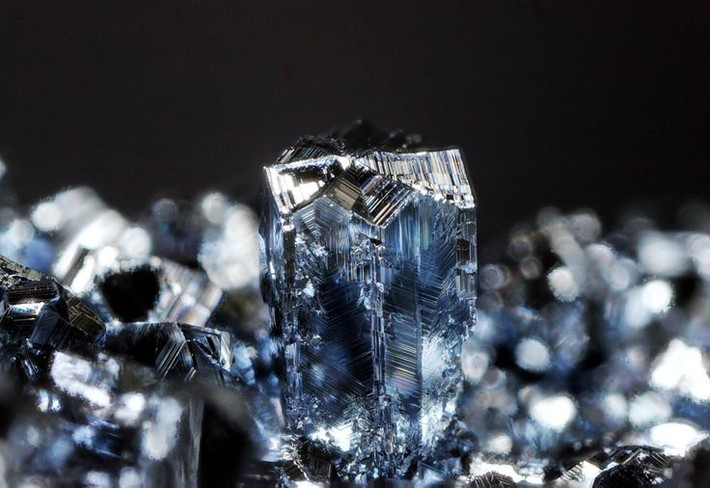 1. Osmium được phát hiện vào năm 1803. Osmium được phát hiện bởi nhà hóa học Smithson Tennant cùng với iridium khi ông đang nghiên cứu các tạp chất trong bạch kim tự nhiên. Ảnh: Pinterest.