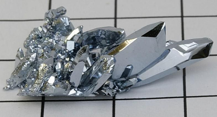 5. Màu xanh ánh bạc độc đáo. Không giống như hầu hết các kim loại khác, osmium có ánh xanh nhẹ khi đánh bóng, khiến nó trở nên đặc biệt và dễ nhận diện. Ảnh: Pinterest.