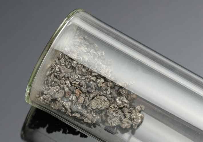8. Osmium có ứng dụng đặc biệt trong công nghệ. Nhờ độ cứng và độ bền cao, osmium được sử dụng trong các tiếp điểm điện, đầu bút máy cao cấp và thậm chí cả các hợp kim siêu bền. Ảnh: Pinterest.