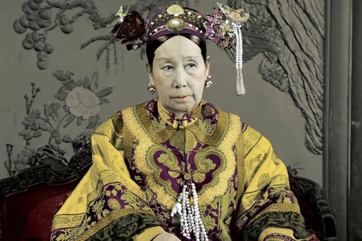 8. Qua đời chỉ một ngày sau Hoàng đế Quang Tự. Bà mất ngày 15/11/1908, chỉ một ngày sau khi Hoàng đế Quang Tự qua đời một cách bí ẩn, làm dấy lên nghi vấn về sự can thiệp của bà vào cái chết của Quang Tự. Ảnh: Pinterest.