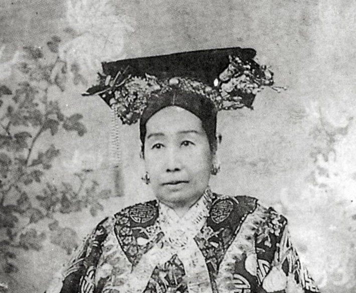 3. Sử dụng chính biến để củng cố quyền lực. Năm 1861, bà liên kết với các đại thần trong triều để lật đổ nhóm quan lại nhiếp chính, từ đó nắm giữ quyền lực thực sự. Ảnh: Pinterest.