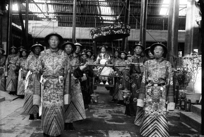 7. Đàn áp phong trào cải cách Duy Tân. Năm 1898, bà ra tay dập tắt cuộc cải cách do Hoàng đế Quang Tự khởi xướng, đồng thời giam lỏng hoàng đế tại Dụ Hoa Viên. Ảnh: Pinterest.