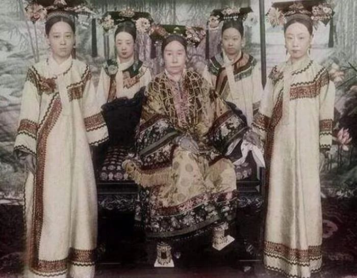 5. Nổi tiếng với cuộc sống xa hoa. Bà sử dụng ngân khố triều đình để xây dựng cung điện, tổ chức yến tiệc xa hoa và mua sắm vô số trang sức, quần áo lộng lẫy. Ảnh: Pinterest.