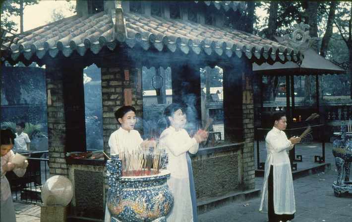 Người khấn trước điện lăng Ông Bà Chiểu. Ảnh: Public Domain.