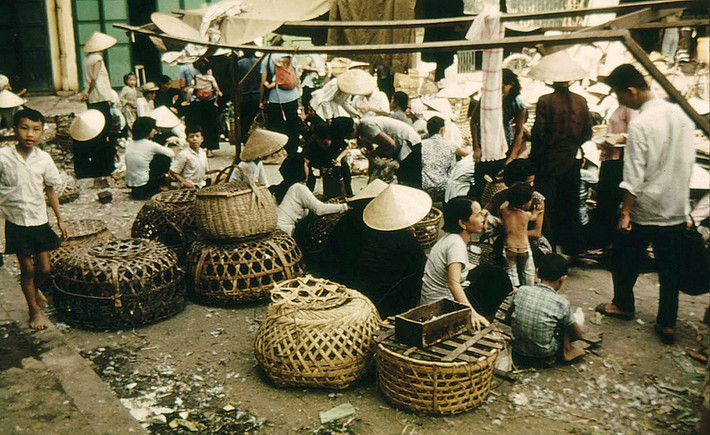 Một góc chợ An Đông. Ảnh: Public Domain.