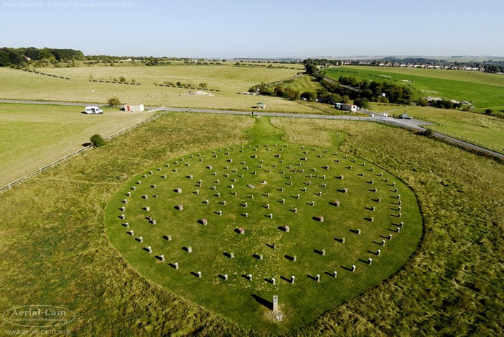 1. Woodhenge được phát hiện nhờ ảnh chụp từ trên không. Vào năm 1925, nhà khảo cổ Alexander Keiller đã nhận thấy dấu vết của công trình này khi phân tích ảnh chụp trên không, dẫn đến các cuộc khai quật và phát hiện quan trọng. Ảnh: Pinterest.