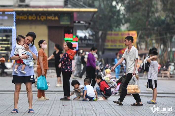 Các tòa cao ốc mọc ra nhan nhản nhưng trên thực tế diện tích các khu vui chơi cho người dân đặc biệt là trẻ em rất thiếu. Ngoài ra, tình trạng các trường học quá tải, thiếu suất của phường Hoàng Liệt cũng thường xuyên bị phản ánh.