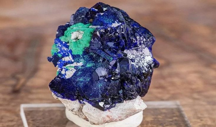2 Hình thành chủ yếu ở các khu vực có quặng đồng. Azurite thường xuất hiện trong các mỏ đồng, đặc biệt là ở những khu vực khô hạn nơi nước thấm qua đá chứa đồng và tạo ra phản ứng hóa học. Ảnh: Pinterest.