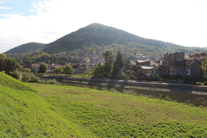 7. Trở thành điểm du lịch hấp dẫn. Bất chấp những tranh cãi, Kim tự tháp Bosnia vẫn thu hút hàng nghìn du khách mỗi năm, đặc biệt là những người yêu thích khảo cổ học và các hiện tượng bí ẩn. Ảnh: Pinterest.