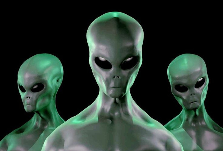 4. Gắn liền với các vụ bắt cóc UFO. Rất nhiều báo cáo về việc bị UFO bắt cóc mô tả Người ngoài hành tinh xám thực hiện các thí nghiệm khoa học trên con người, đặc biệt liên quan đến sinh sản và di truyền. Ảnh: Pinterest.