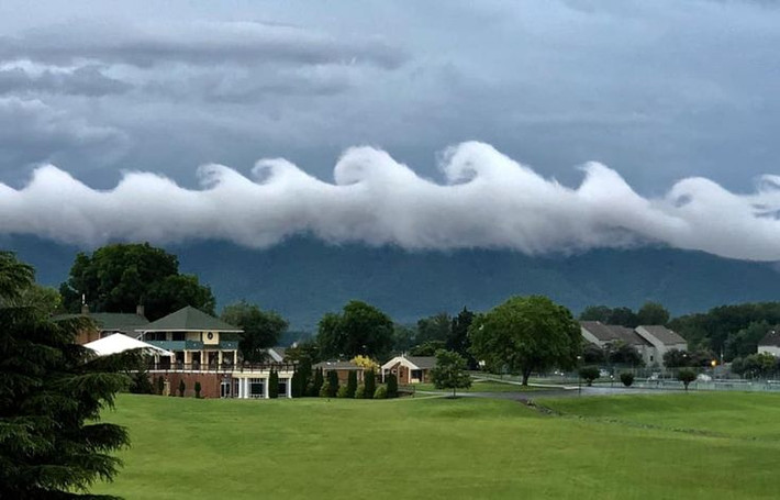 5. Đám mây hình sóng Kelvin-Helmholtz. Những đám mây này có hình dạng như sóng biển cuộn trào trên bầu trời, được hình thành khi hai lớp không khí di chuyển với tốc độ khác nhau, tạo ra những gợn sóng độc đáo trong khí quyển.