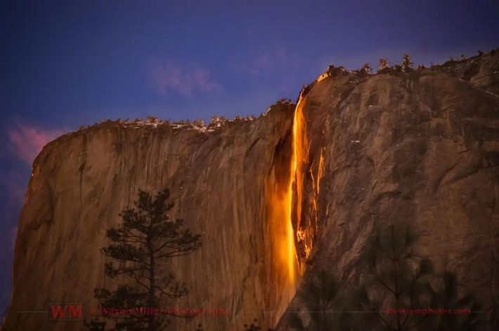 7. Thác lửa ở Yosemite. Mỗi năm vào tháng 2, ánh sáng mặt trời chiếu vào thác Horsetail ở Công viên Quốc gia Yosemite, Mỹ, tạo nên cảnh tượng thác nước phát sáng rực rỡ như dòng dung nham chảy xuống. Ảnh: Pinterest.