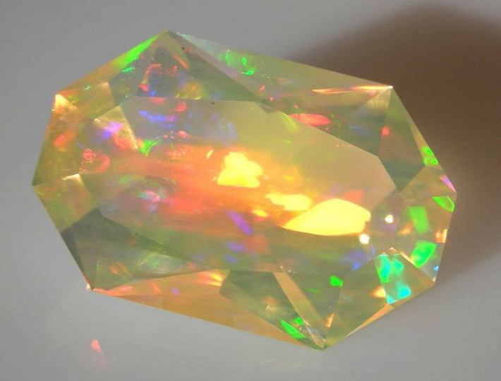 4. Hiệu ứng màu sắc độc nhất vô nhị. Opal nổi tiếng với hiệu ứng "chơi màu" (play-of-color), khiến bề mặt viên đá phát ra những dải màu rực rỡ khi thay đổi góc nhìn. Hiện tượng này xảy ra do cấu trúc vi cầu silica bên trong đá khúc xạ ánh sáng. Ảnh: Pinterest.
