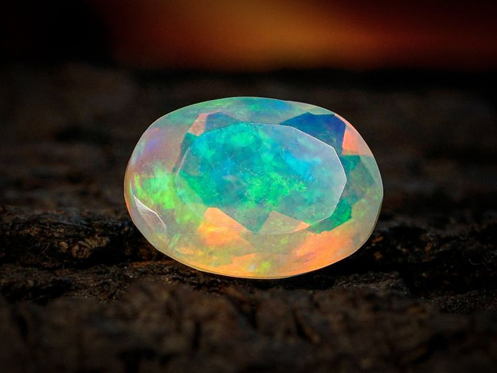8. Được sử dụng trong trang sức và phong thủy. Nhờ vẻ đẹp lung linh huyền ảo, opal được ưa chuộng trong chế tác trang sức cao cấp. Ngoài ra, theo phong thủy, opal giúp cân bằng cảm xúc, kích thích sáng tạo và bảo vệ chủ nhân khỏi năng lượng tiêu cực. Ảnh: Pinterest.