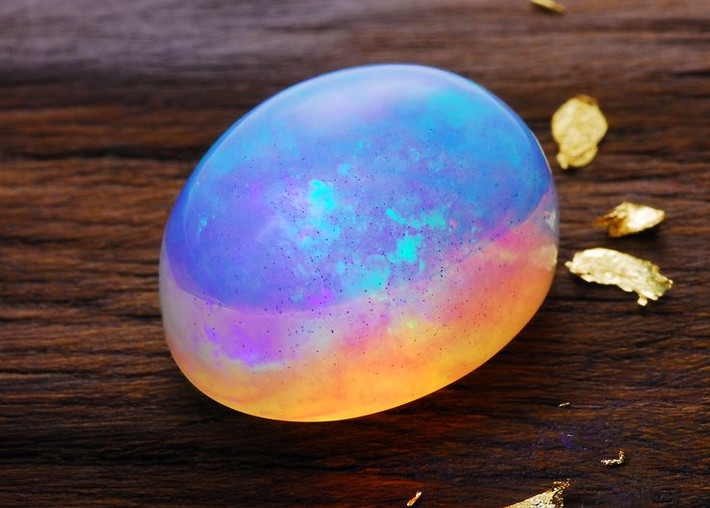 5. Ẩn chứa nước trong thành phần. Khác với nhiều loại đá quý khác, opal chứa một lượng nước nhất định trong cấu trúc, thường chiếm từ 3% đến 21% trọng lượng. Điều này khiến opal có tính chất đặc biệt và cần được bảo quản cẩn thận để tránh mất nước. Ảnh: Pinterest.