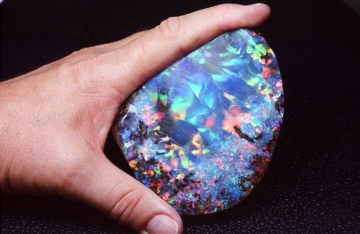 3. Không có cấu trúc tinh thể cố định. Opal là một khoáng vật không kết tinh (amorphous), nghĩa là nó không có cấu trúc tinh thể cố định như các loại đá quý khác. Điều này khiến nó trở thành một dạng bất định, khác với các khoáng vật thông thường. Ảnh: Pinterest.