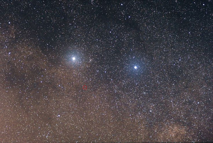5. Thường xuyên bùng phát mạnh. Là một sao lùn đỏ, Proxima Centauri thường phát ra các cơn bùng nổ năng lượng mạnh mẽ, có thể ảnh hưởng đến khả năng sinh sống của các hành tinh xung quanh. Ảnh: Pinterest.