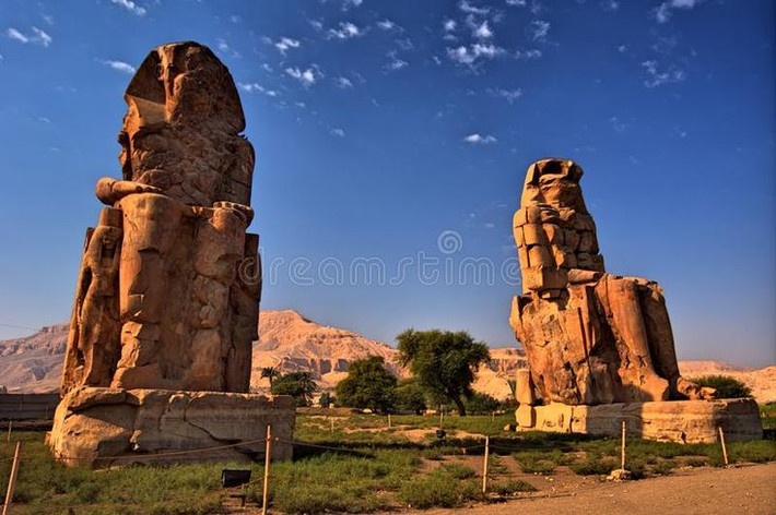  1. Được xây dựng để canh giữ lăng mộ Pharaoh Amenhotep III. Hai bức tượng khổng lồ này được dựng lên khoảng 3.400 năm trước để bảo vệ lối vào ngôi đền tưởng niệm của Pharaoh Amenhotep III, một trong những vị vua vĩ đại nhất của Ai Cập cổ đại. Ảnh: Pinterest.