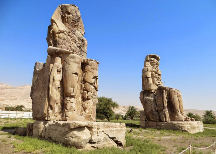 7. Ngôi đền gốc gần như đã biến mất. Dù Colossi của Memnon vẫn đứng vững, hầu hết các phần còn lại của ngôi đền Amenhotep III đã bị sụp đổ theo thời gian do lũ lụt và khai thác đá. Ảnh: Pinterest.