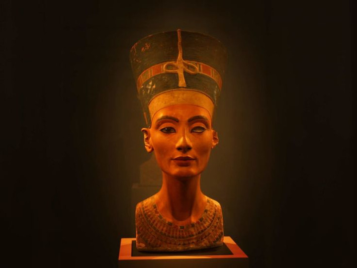 3. Tên của bà mang ý nghĩa đặc biệt. Tên của Nefertiti có nghĩa là “Người đẹp đã đến”, phản ánh sự tôn vinh đối với vẻ đẹp của bà. Điều này cũng cho thấy tầm quan trọng của bà trong xã hội Ai Cập cổ đại. Ảnh: Pinterest.