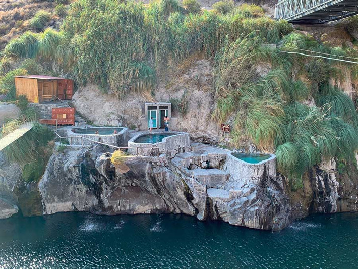 5. Có những suối nước nóng tự nhiên quanh khu vực hẻm núi. Hẻm núi Colca Canyon có nhiều suối nước nóng tự nhiên, chẳng hạn như La Calera, nơi du khách có thể thư giãn sau hành trình khám phá những con đường trekking đầy thử thách. Ảnh: packing-up-the-pieces.com.