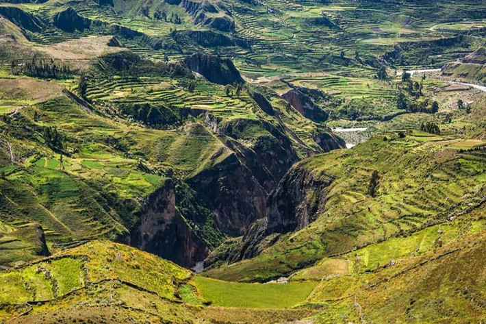 1. Colca Canyon sâu gấp đôi Grand Canyon. Với độ sâu khoảng 3.270m, Colca Canyon không chỉ là một trong những hẻm núi sâu nhất thế giới mà còn sâu gấp đôi so với Grand Canyon ở Mỹ, mặc dù ít được biết đến hơn. Ảnh: Pinterest.