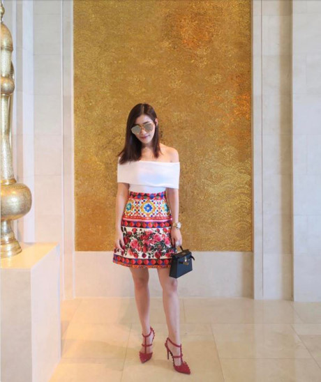 Chryseis có sở thích đi du lịch, cô từng check-in trong buổi party ở Bali, Las Vegas, mua sắm ở Beverly Hills, ăn trưa ở Tokyo, ngồi trên du thuyền ở Italy hay ngắm núi tuyết Alps ở Thụy Sĩ...