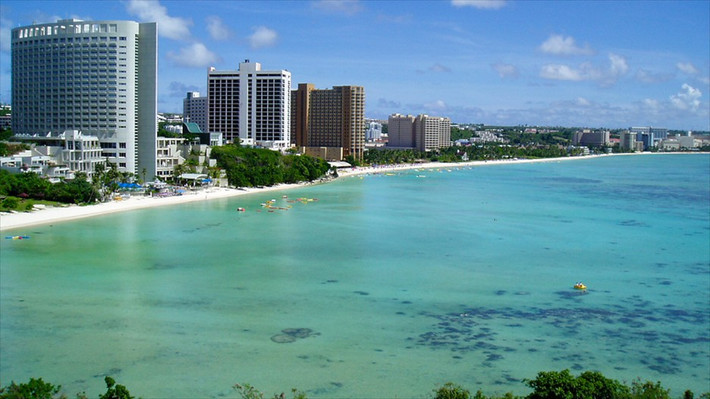 Sau chiến tranh, Mỹ thông qua Đạo luật Tổ chức Guam năm 1950 nhằm thiết lập Guam như một lãnh thổ có tổ chức nhưng chưa sát nhập. Đây là cơ chế pháp lý cai trị Guam, thiết lập guồng máy hành chính và trao quyền công dân Mỹ cho cư dân Guam. Về cơ bản, tình trạng pháp lý này được duy trì cho đến nay. Ảnh: Expedia.