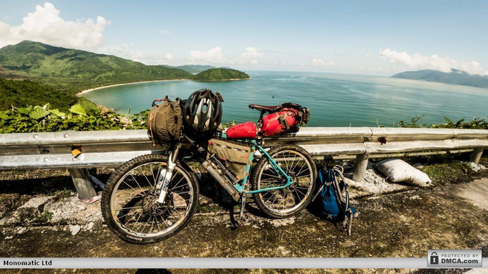 Trái với tên gọi "con đường Bất hạnh" mà người Pháp đặt cho con đèo (do họ thường xuyên bị phục kích ở nơi đây trong thời chiến tranh Đông Dương), Kate đã có những trải nghiệm thực sự tuyệt vời. Ảnh: Gomandrake.co.uk. Trái với hình dung của nhiều người, việc vượt đèo bằng xe đạp địa hình không phải là điều quá vất vả. Theo Kate, thời tiết nắng nóng là trở ngại lớn hơn. Ảnh: Gomandrake.co.uk. Dù vậy, khung cảnh tuyệt vời trên đèo đã xua tan đi mọi sự mệt mỏi. Ảnh: Gomandrake.co.uk. "Một dải ruy băng hoàn hảo, một trong những đường bờ biển đẹp nhất trên thế giới", Kate chia sẻ về những cung đường trên đèo Hải Vân. Ảnh: Gomandrake.co.uk. Thiên nhiên trên đèo cũng rất trù phú và đa dạng, dù nơi đây từng bị hủy hoại nặng nề trong chiến tranh. Trong ảnh là một chú nhện khổng lồ bị xe cộ đi qua đèo cán phải. Ảnh: Gomandrake.co.uk. Trái ngược với lúc lên đèo, việc xuống đèo rất "sướng" vì chỉ cần thả chiếc xe trôi theo trọng lực, hầu như không tốn sức. Ảnh: Gomandrake.co.uk.