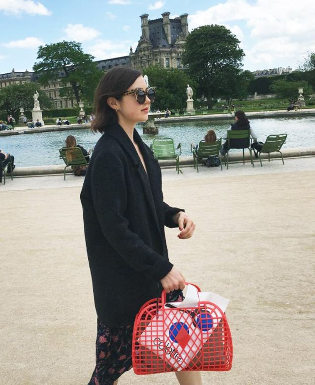 Không hẳn là những chiếc túi hàng hiệu từ Hermes, LV hay Dior, 'giỏ đi chợ' vẫn áp dụng trong không gian thơ mộng. Thiết kế màu đỏ tươi được chọn làm điểm nhấn cho bộ trang phục, giúp cô gái trong ảnh trở nên nổi bật trong buổi dạo phố.