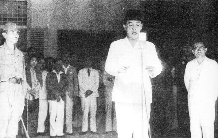 Tuy nhiên, một nhóm thanh niên yêu nước đã giải thoát ông Sukarno khỏi tay người Nhật. Ngày 17/8/1945, ông Sukarno cùng đồng sự là ông Hatta tuyên bố Indonesia độc lập. Ngày 17/8/1945 kể từ đó là ngày Quốc khánh Indonesia. Ảnh: Driwancyber Museum.
