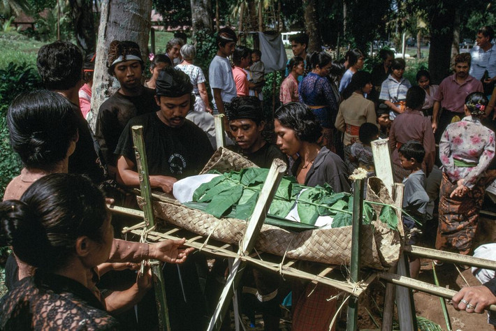 Khung cảnh tại một lễ hỏa táng theo kiểu truyền thống ở Bali. Người đã khuất được tạo dáng như đang ngủ và rước đến điểm thực hiện nghi lễ ở trong rừng. Tại đây, thi hài được đưa vào quan tài gỗ. Ảnh: Peter Marlow/ Magnum Photos.