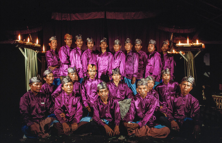 Các nghệ sĩ trong dàn nhạc Gamelan truyền thống tề tựu trên sâu khấu của cung điện Taman ở Karangasem, đảo Bali. Ảnh: Peter Marlow/ Magnum Photos.