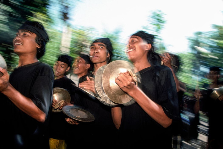 Dàn nhạc Gamelan sẽ tạo nên bầu không khí rộn ràng trong suốt tang lễ. Ảnh: Peter Marlow/ Magnum Photos.