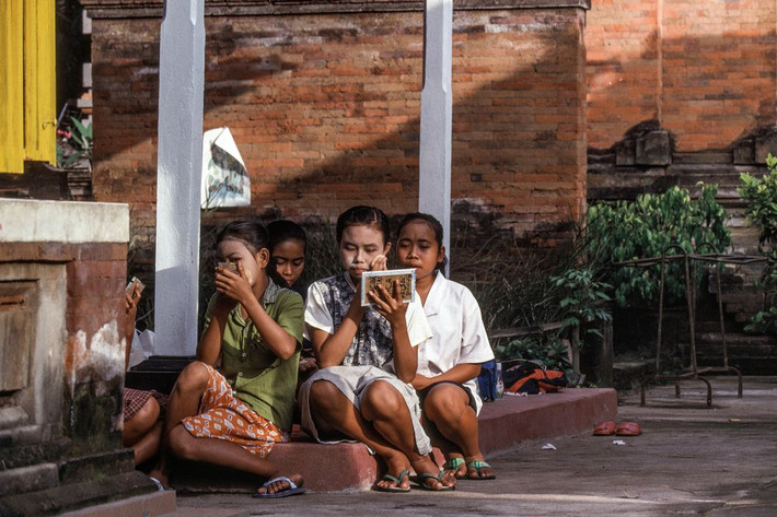 Một nhóm vũ công trang điểm ở ngoài trời trước khi biểu diễn. Ảnh: Peter Marlow/ Magnum Photos.