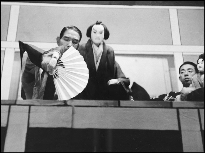 Màn biểu diễn múa rối truyền thống bunkaru của Nhật Bản. Ảnh: Werner Bischof.