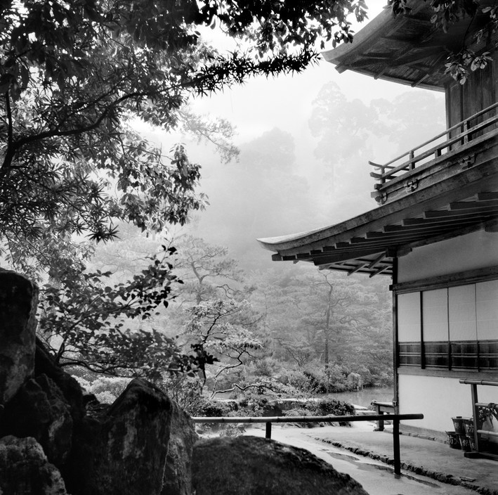 Nét trầm mặc của Ngân Các tự (chùa Gác Bạc), ngôi chùa cổ nổi tiếng của Kyoto. Ảnh: Werner Bischof.