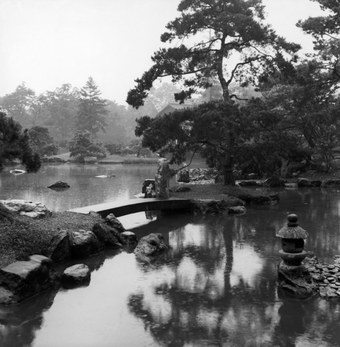 Trong vườn ngự uyển của cung điện hoàng gia Katsura. Ảnh: Werner Bischof.