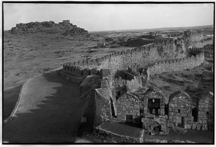 Thành cổ Golconde ở Andhra Pradesh, Hyderabad. Ảnh: Henri Cartier-Bresson.